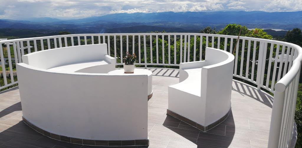 Mirador circular blanco con vista a las montañas