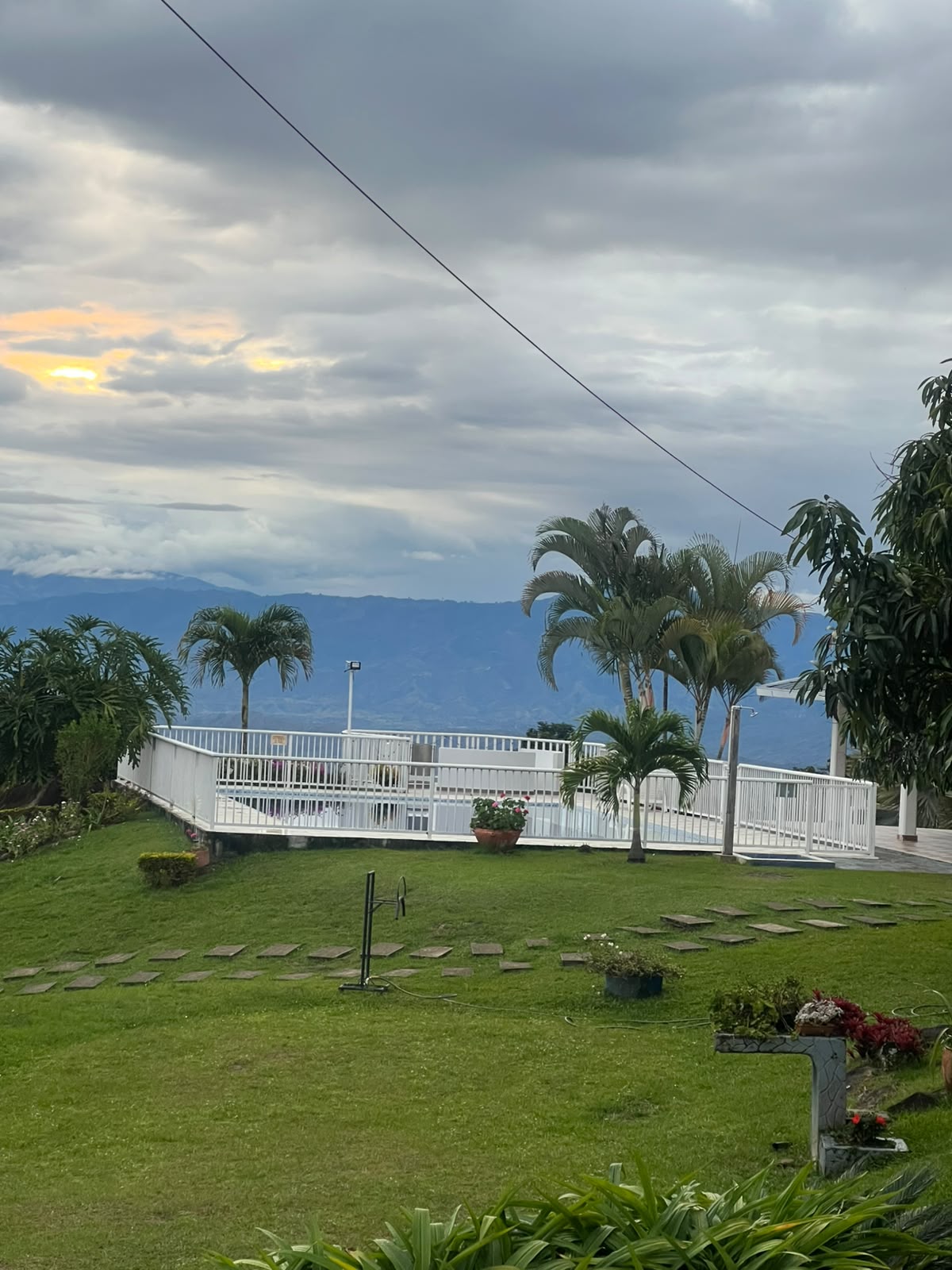 Zona verde con vista a la piscina