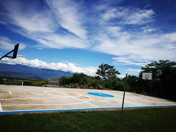 Cancha de baloncesto al aire libre