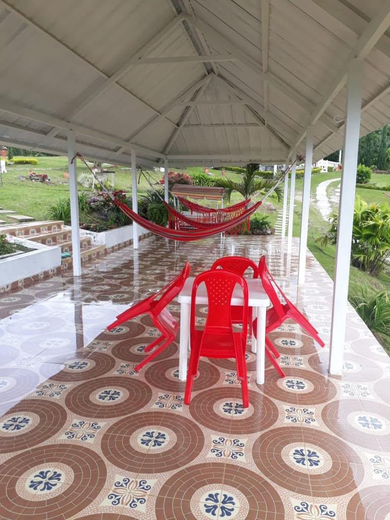 Kiosco con hamacas rojas