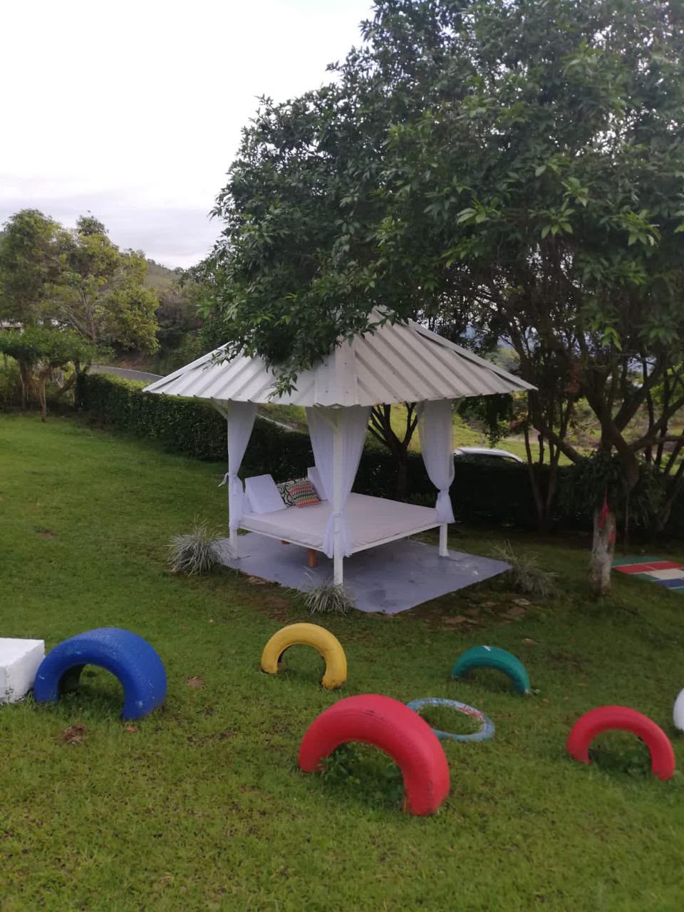 Cama balinesa blanca en el jardín