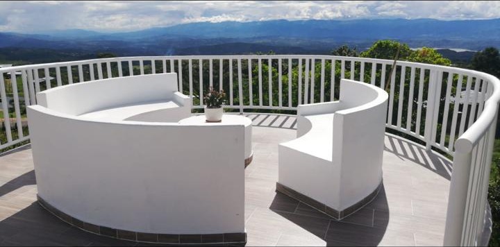 Zona lounge blanca en el mirador con vista panorámica