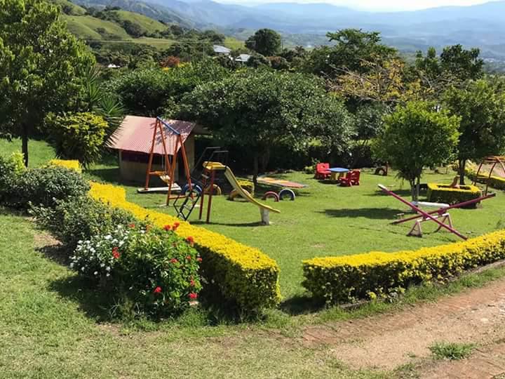 Zona de juegos infantiles con vista panorámica a las montañas